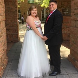 White prom dress with embroidery on the front❤️